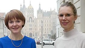 Die Staatssekretärin ist gemeinsam mit der neu berufenen Professorin unserer Hochschule sowie einem neu berufenen Professor der uni Rostock mit dem Schweriner Schloss im Hintergrund zu sehen. 