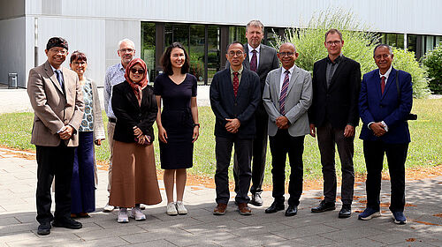 Das Foto ist ein Gruppenbild vom Empfang der indonesischen WissenschaftlerInnen vom Institut Teknologi Sepuluh Nopember (ITS) auf dem Campus Wismar und zeigt die beteiligten Personen in folgender Reihenfolge: (von links) Prof. Riant Nugroho (ITS), Cornelia Ledder (HSW), Prof. Dr. rer. nat. Christoph Hornberger (HSW), Dr. Agnes Tutie (ITS, Prof. Dr. rer. nat. Marianne Schmolke (HSW), Dr. Buana (ITS), Prof. Dr.-Ing. habil. Andreas Ahrens (HSW), Dr. Setyo Nugroho Dekan (ITS), Steffen Loest (HSW) sowie Dr. Tri Achmadi (ITS) 