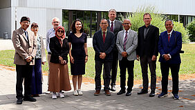Das Foto ist ein Gruppenbild vom Empfang der indonesischen WissenschaftlerInnen vom Institut Teknologi Sepuluh Nopember (ITS) auf dem Campus Wismar und zeigt die beteiligten Personen in folgender Reihenfolge: (von links) Prof. Riant Nugroho (ITS), Cornelia Ledder (HSW), Prof. Dr. rer. nat. Christoph Hornberger (HSW), Dr. Agnes Tutie (ITS, Prof. Dr. rer. nat. Marianne Schmolke (HSW), Dr. Buana (ITS), Prof. Dr.-Ing. habil. Andreas Ahrens (HSW), Dr. Setyo Nugroho Dekan (ITS), Steffen Loest (HSW) sowie Dr. Tri Achmadi (ITS) 