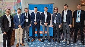 Gruppenbild von Mitgliedern der Arbeitsgruppe Mechanik/Konstruktion der Hochschule Wismar sowie der Mechanischen Verbindungstechnik vom Fraunhofer IGP in den Tagungsräumlichkeiten.