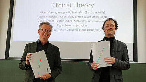Dr. Roger Nylund (links) und Prof. Dr. Guido Hölker überreichen die Zertifikate für den englischsprachigen Blockkurs "Engineering Ethics".
