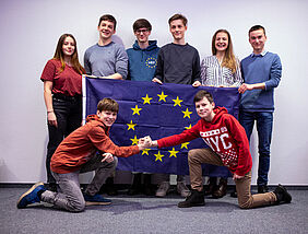 Acht Schüler mit EU-Flagge im E-Learning-Zentrum unserer Hochschule