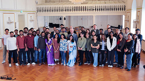 Gruppenfoto internationaler Studierender des Masterstudiengangs International Management mit Vertretern der Hansestadt Wismar und der Hochschule Wismar im Rathaus.