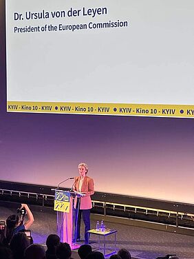 Das Bild zeigt die Präsidentin der Europäischen Kommission, Dr. Ursula von der Leyen auf der Bühne vor einem Rednerpult der Cafe Kyiv Veranstaltung.