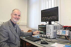 Professor Dr. Steffen Lochmann mit dem neu angeschafften ‚kleinen Großgerät‘, dem Spektren-Analysator mit schnellem Oszilloskop-Frontend.