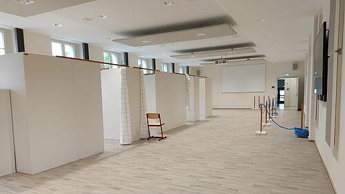 Blick in den hellen Senatsraum in Haus 18 in dem nun vier Impfkabinen aufgebaut wurden.