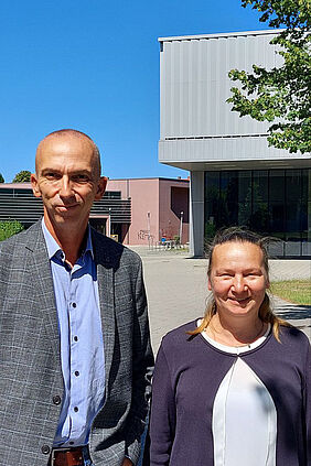 Es sind Prof. Dr. Daniela Schwerdt als neu gewählte Prorektorin für Forschung und Prof. Dr. Michael Schleicher als wiedergewählter Prorektor für Bildung auf dem Campus vor Haus 6 zu sehen.  