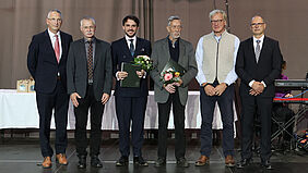 Gruppenbild des Preisträgers Elias Vincent Will mit seinen ersten Gratulanten: Dr.-Ing. Andreas Eigendorf, Prof. Dr.-Ing. Ingo Müller, Dr.-Ing. Wieland Kirchner und Prof. Dr.-Ing. Uwe Glabisch. Mit auf der Bühne steht Prof. Dr.-Ing. Wolf-Rainer Busch, der den Preis für Henning Kröpelin in Empfang nahm.