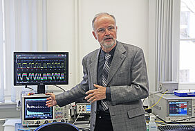 Professor Dr. Steffen Lochmann präsentiert während der Einweihungsfeier das neu angeschaffte ‚kleine Großgerät‘.