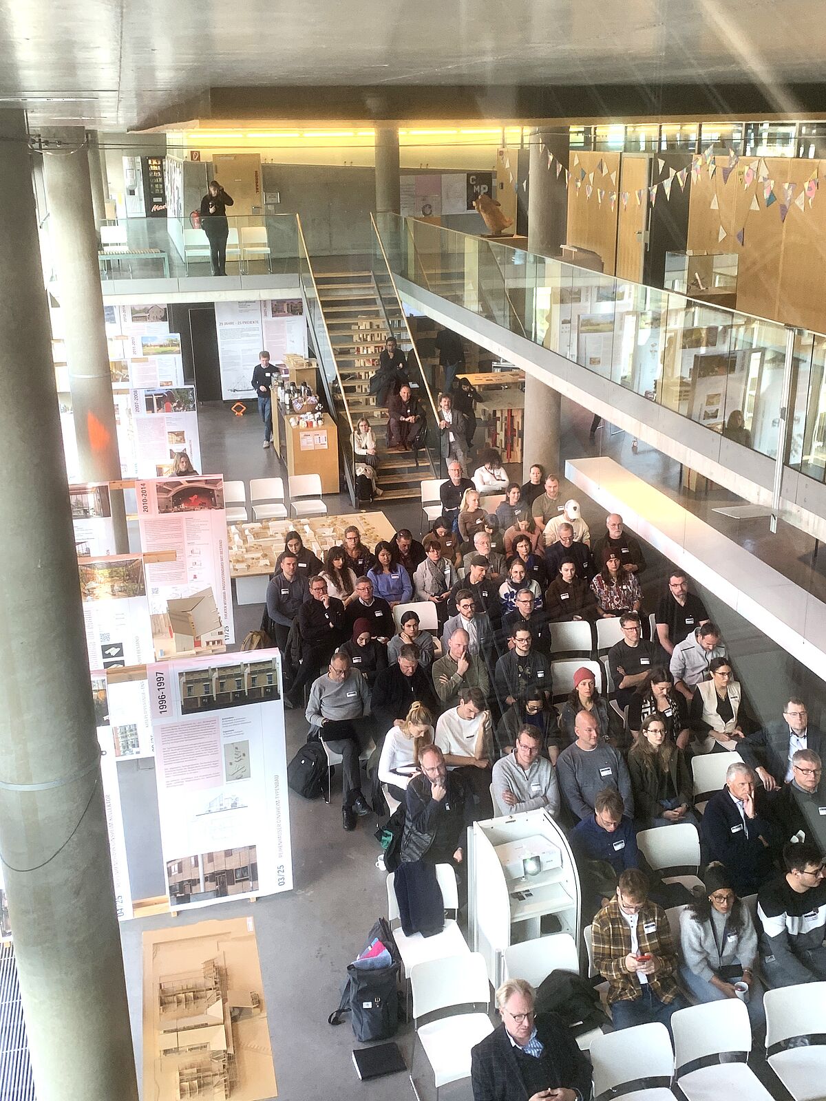 Blick ins Foyer - Inputs zwischen Modellen und der Ausstellung von den Projekten von Prof. Martin Wollensak (aus der Vergangenheit sowie der Gegenwart)
