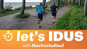 Zwei Männer laufen auf einem Waldweg am Strand entlang, im Vordergrund ein orangefarbenes Banner mit weißer Aufschrift "let"s IDUS adh.Hochschullauf'