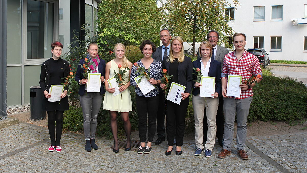 Studierende mit glücklichen Gesichtern – das Foto zeigt eine Gruppe frisch gekürter Deutschlandstipendiaten.