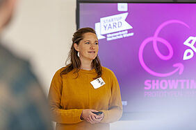 Die Koordinatorin Carolin Landeck begrüßt im StartUpYard die Teilnehmenden des KickStart-Ideenwettbewerbs.
